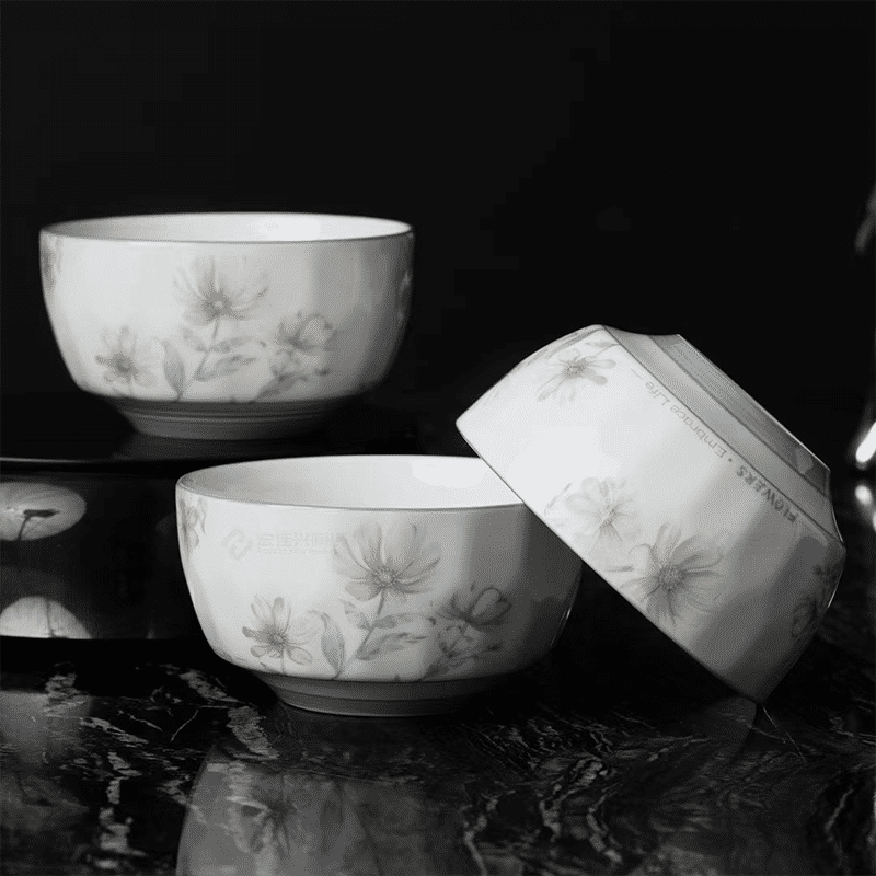 4.5 The Rhombus bowl with blooming flowers