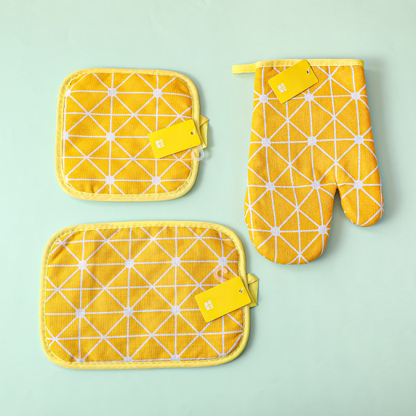 Cotton and linen yellow checkered heat insulation pad 17*25