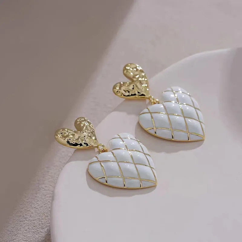  White Peach Heart Earring - Pastel Fruit Design 