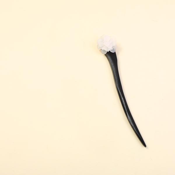 White flower hairpin